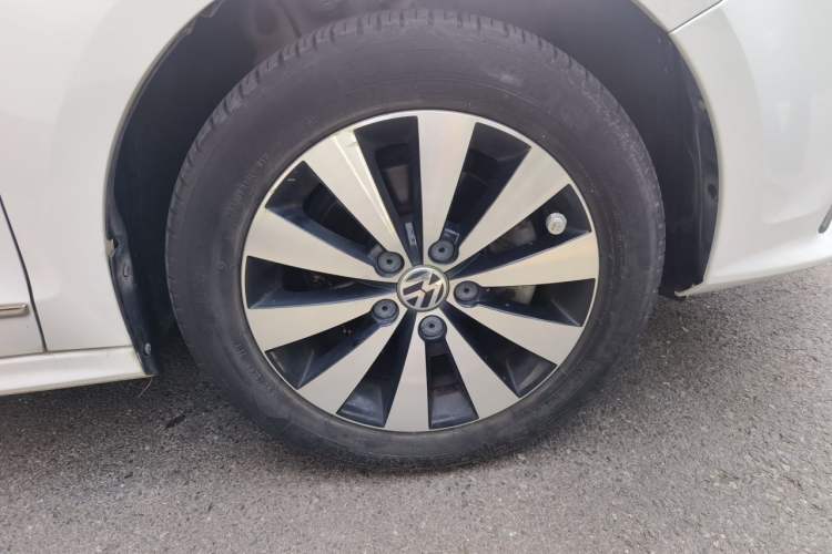 Used Volkswagen Sagitar 2017 230TSI Automatic Comfort Version Right Front Wheel Hub