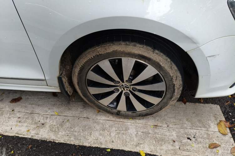 Used Volkswagen Sagitar 2017 1.6L Manual Comfort Model Right Front Wheel Hub