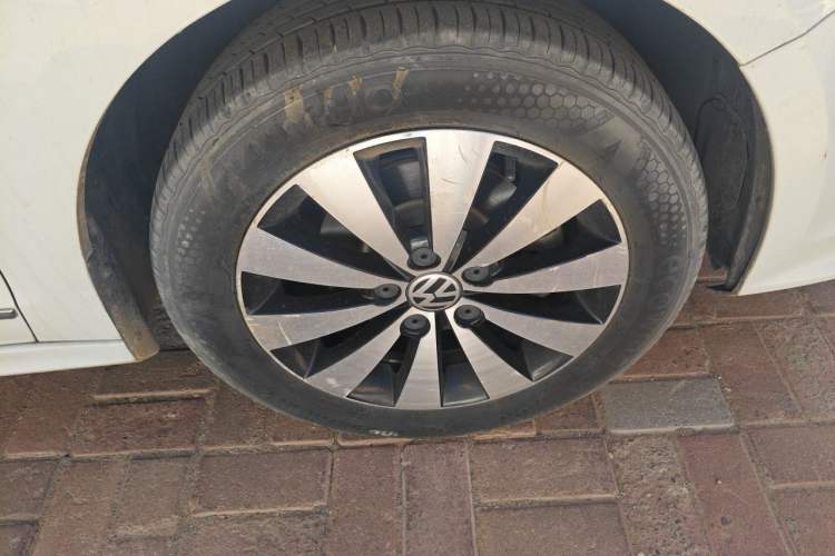 Used Volkswagen Sagitar 2017 1.6L Automatic Comfort Model Right Front Wheel Hub