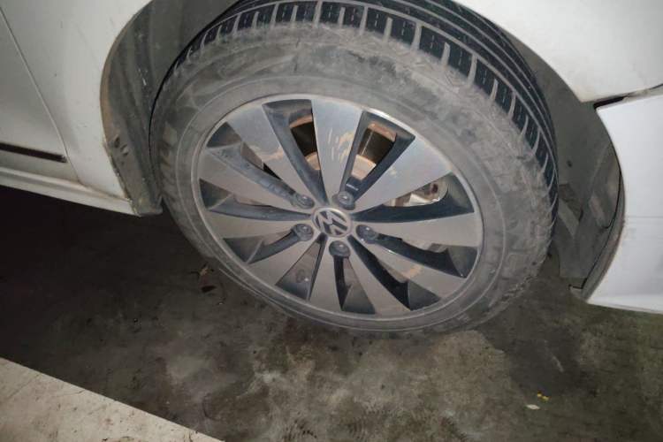 Used Volkswagen Sagitar 2017 1.6L Automatic Comfort Model Right Front Wheel Hub