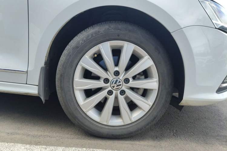 Used Volkswagen Sagitar 2017 1.6L Automatic Comfort Model Right Front Wheel Hub