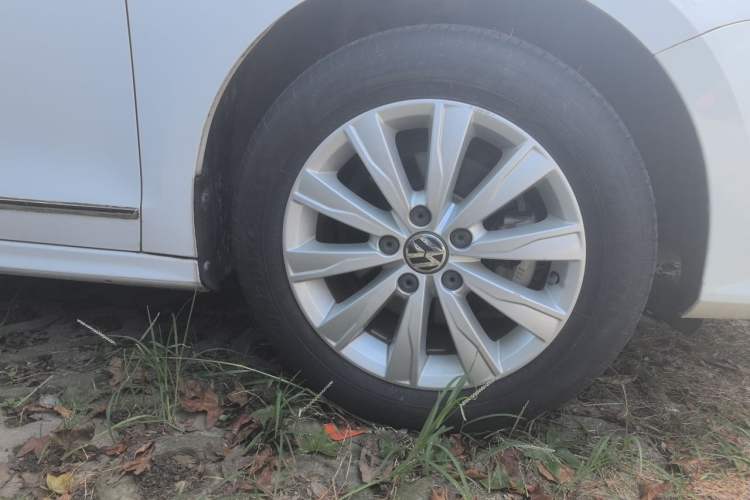 Used Volkswagen Sagitar 2017 1.6L Manual Comfort Model Right Front Wheel Hub