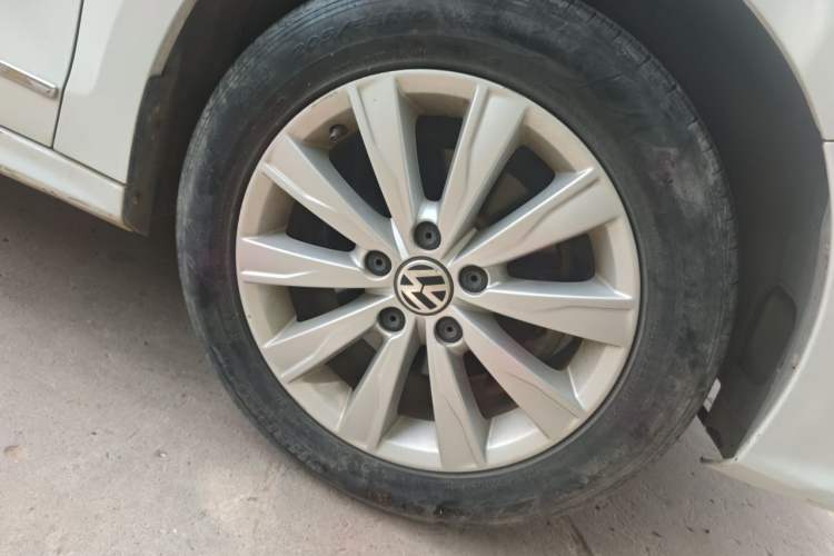 Used Volkswagen Sagitar 2017 1.6L Automatic Comfort Model Right Front Wheel Hub