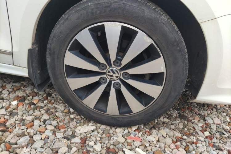 Used Volkswagen Sagitar 2017 1.6L Automatic Comfort Model Right Front Wheel Hub