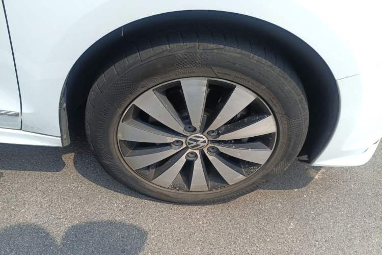 Used Volkswagen Sagitar 2017 230TSI Automatic Comfort Version Right Front Wheel Hub
