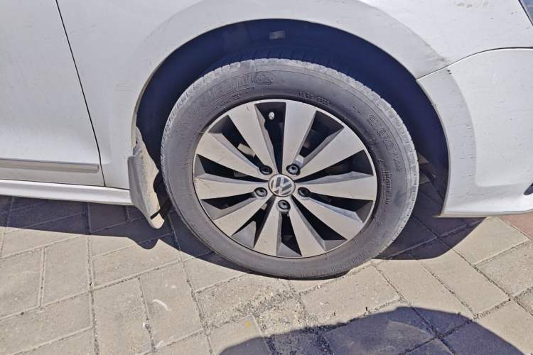 Used Volkswagen Sagitar 2017 1.6L Automatic Comfort Model Right Front Wheel Hub