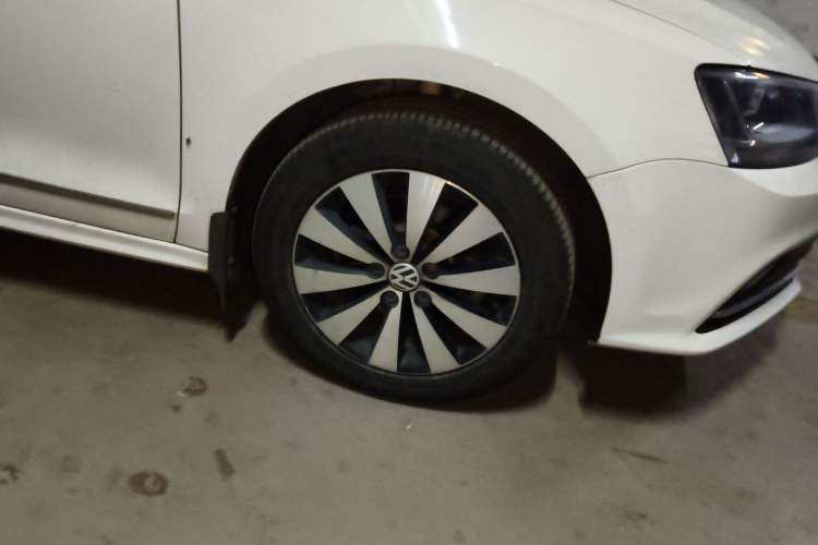 Used Volkswagen Sagitar 2017 1.6L Automatic Comfort Model Right Front Wheel Hub