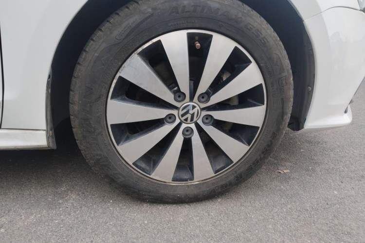 Used Volkswagen Sagitar 2017 230TSI Automatic Comfort Version Right Front Wheel Hub