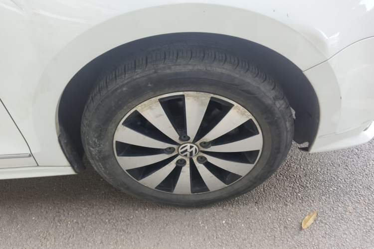 Used Volkswagen Sagitar 2017 1.6L Manual Comfort Model Right Front Wheel Hub