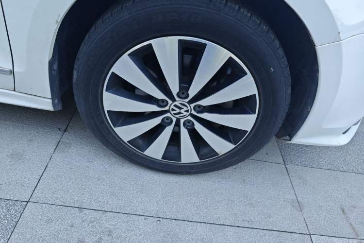 Used Volkswagen Sagitar 2017 230TSI Automatic Comfort Version Right Front Wheel Hub