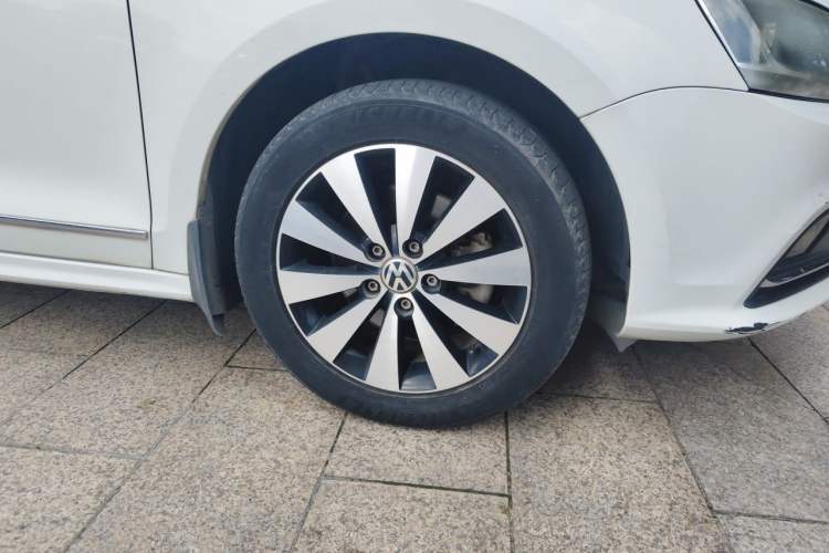 Used Volkswagen Sagitar 2017 230TSI Automatic Comfort Version Right Front Wheel Hub