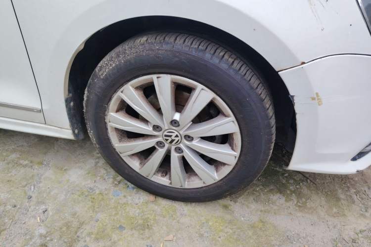 Used Volkswagen Sagitar 2017 1.6L Automatic Comfort Model Right Front Wheel Hub