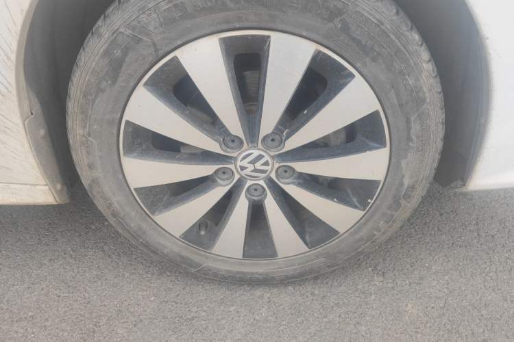 Used Volkswagen Sagitar 2017 1.6L Automatic Comfort Model Right Front Wheel Hub