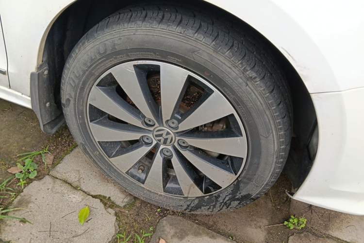 Used Volkswagen Sagitar 2017 230TSI Automatic Comfort Version Right Front Wheel Hub