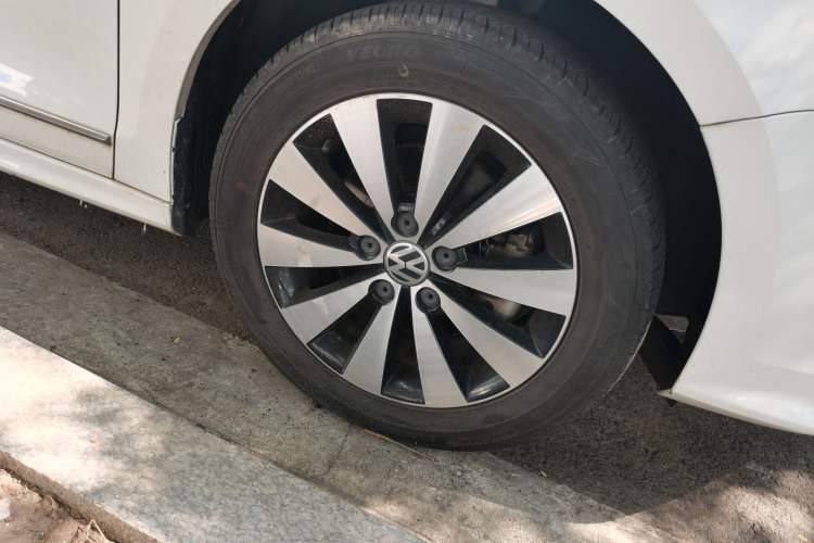 Used Volkswagen Sagitar 2017 230TSI Automatic Comfort Version Right Front Wheel Hub