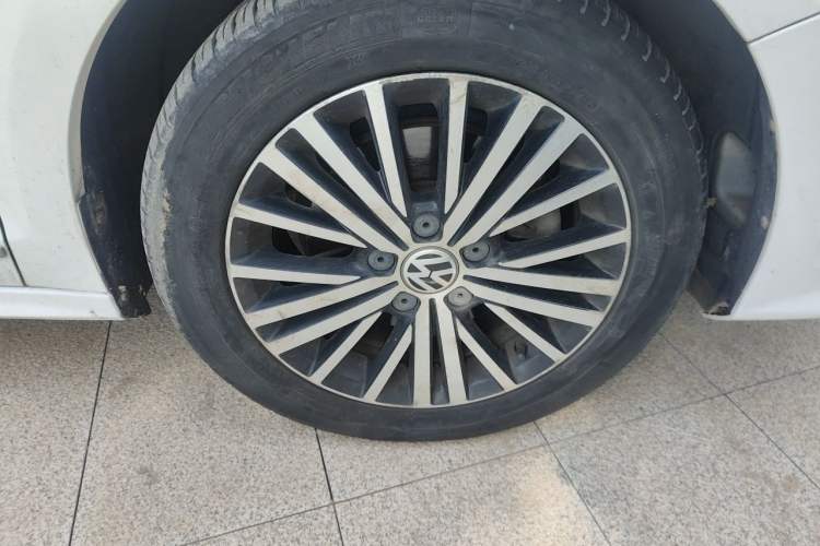 Used Volkswagen Sagitar 2017 230TSI Automatic Luxury Edition Right Front Wheel Hub