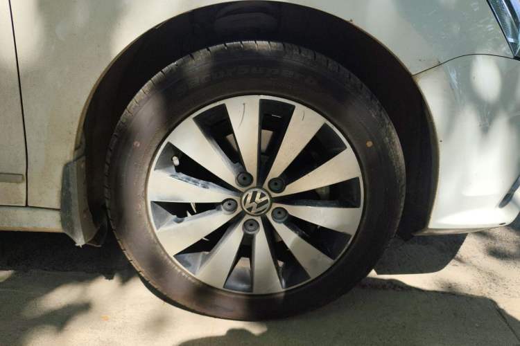 Used Volkswagen Sagitar 2017 1.6L Manual Comfort Model Right Front Wheel Hub