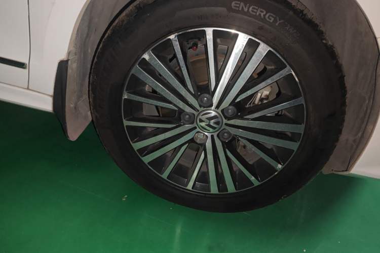 Used Volkswagen Sagitar 2017 230TSI Automatic Luxury Edition Right Front Wheel Hub