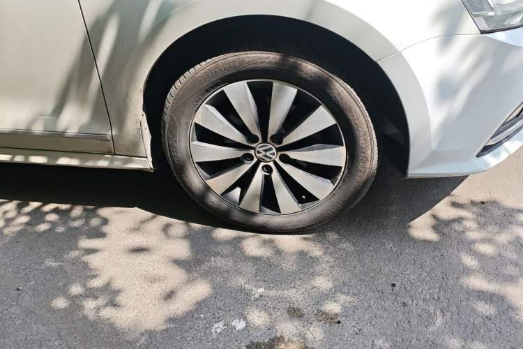 Used Volkswagen Sagitar 2017 1.6L Automatic Comfort Model Right Front Wheel Hub