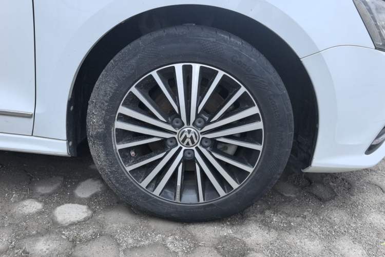 Used Volkswagen Sagitar 2017 230TSI Automatic Luxury Edition Right Front Wheel Hub