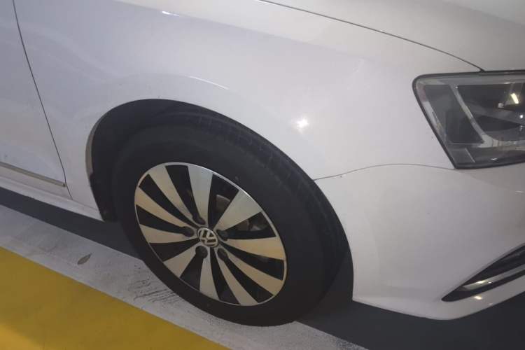 Used Volkswagen Sagitar 2017 1.6L Automatic Comfort Model Right Front Wheel Hub