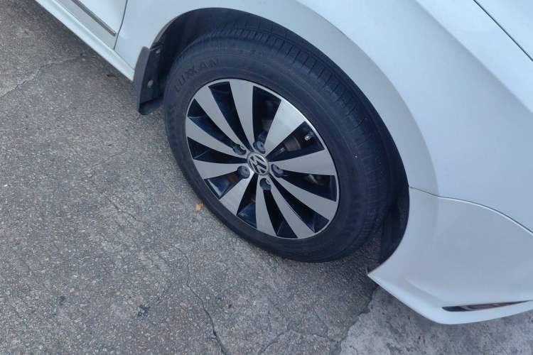 Used Volkswagen Sagitar 2017 1.6L Automatic Comfort Model Right Front Wheel Hub
