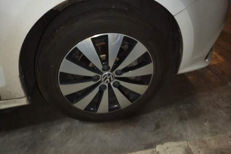 Used Volkswagen Sagitar 2017 1.6L Automatic Comfort Model Right Front Wheel Hub