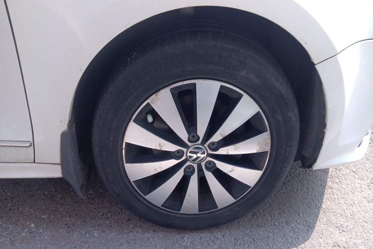 Used Volkswagen Sagitar 2017 230TSI Automatic Comfort Version Right Front Wheel Hub