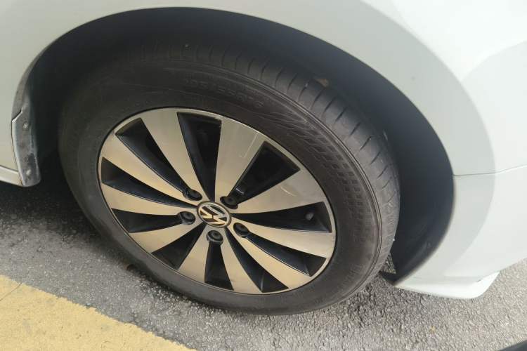 Used Volkswagen Sagitar 2017 230TSI Automatic Comfort Version Right Front Wheel Hub