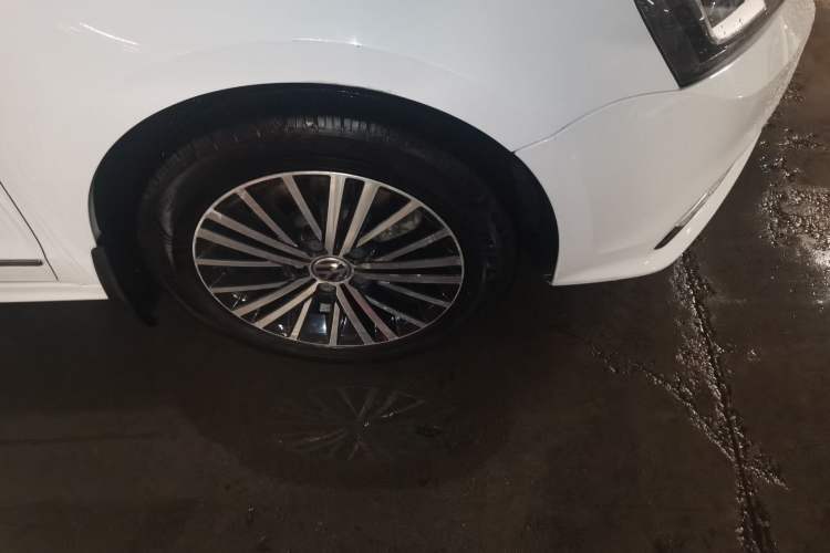 Used Volkswagen Sagitar 2017 230TSI Automatic Luxury Edition Right Front Wheel Hub