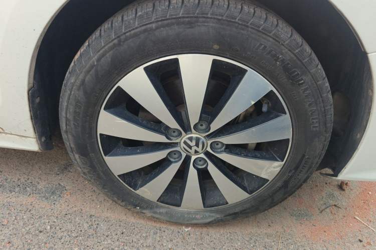 Used Volkswagen Sagitar 2017 230TSI Automatic Comfort Version Right Front Wheel Hub