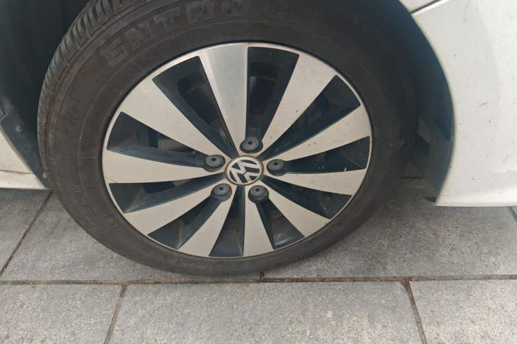 Used Volkswagen Sagitar 2017 230TSI Automatic Comfort Version Right Front Wheel Hub