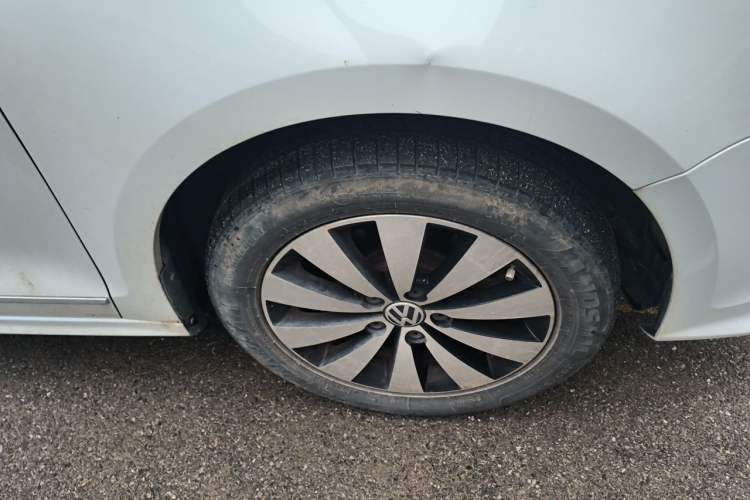 Used Volkswagen Sagitar 2017 1.6L Manual Comfort Model Right Front Wheel Hub
