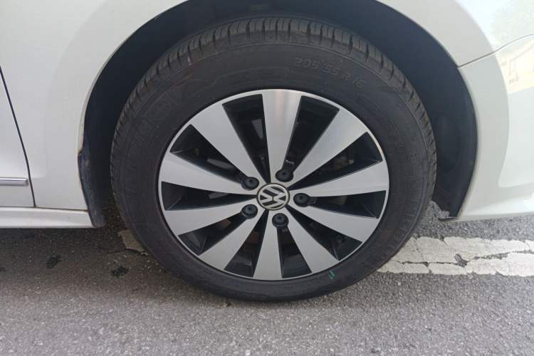 Used Volkswagen Sagitar 2017 230TSI Automatic Comfort Version Right Front Wheel Hub