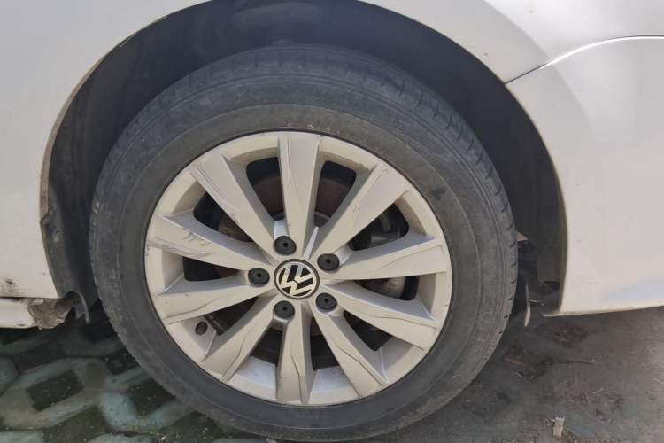 Used Volkswagen Sagitar 2017 1.6L Manual Comfort Model Right Front Wheel Hub