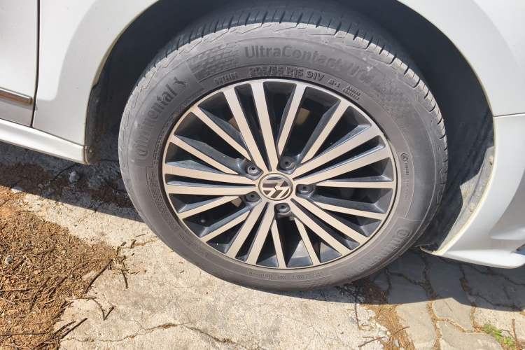 Used Volkswagen Sagitar 2017 230TSI Manual Luxury Model Right Front Wheel Hub
