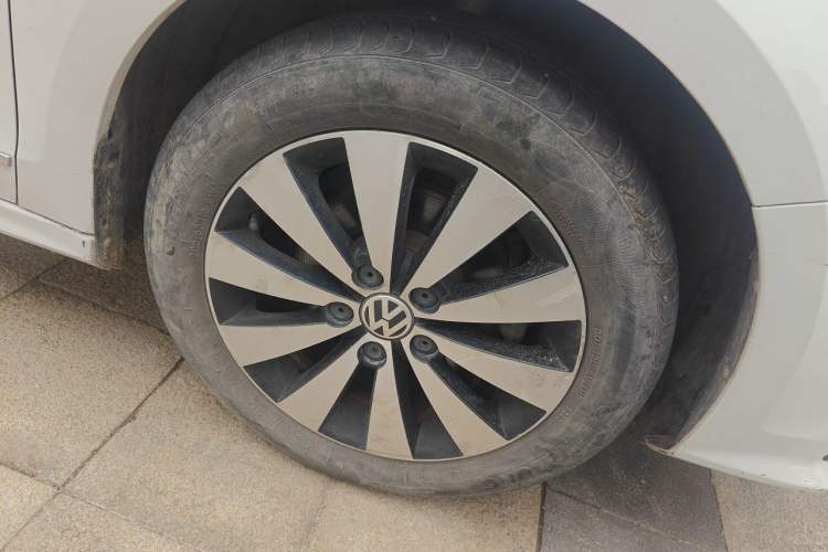 Used Volkswagen Sagitar 2017 1.6L Automatic Comfort Model Right Front Wheel Hub