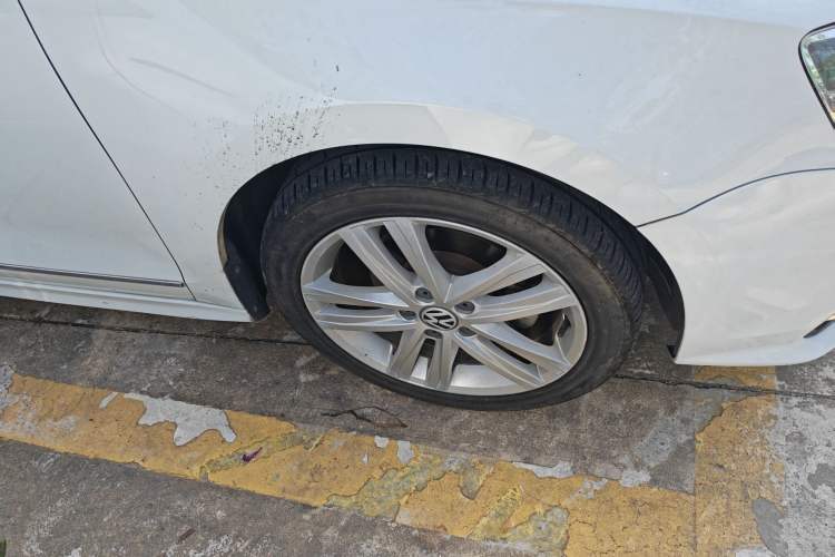 Used Volkswagen Sagitar 2017 1.6L Automatic Comfort Model Right Front Wheel Hub