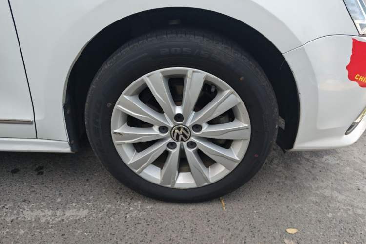 Used Volkswagen Sagitar 2017 1.6L Automatic Comfort Model Right Front Wheel Hub