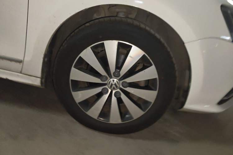 Used Volkswagen Sagitar 2017 180TSI Automatic Leading Model Right Front Wheel Hub