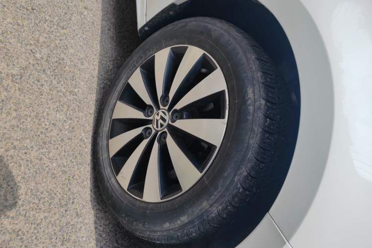 Used Volkswagen Sagitar 2017 1.6L Automatic Comfort Model Right Front Wheel Hub