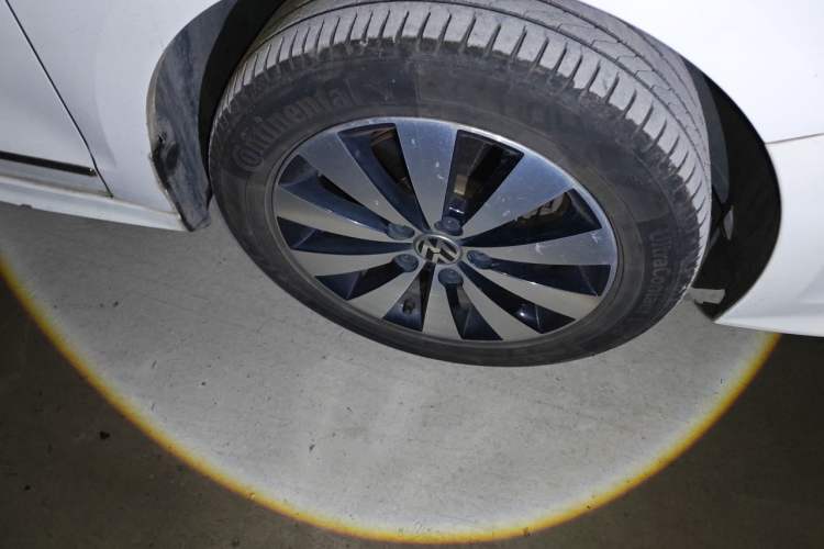 Used Volkswagen Sagitar 2017 230TSI Automatic Comfort Version Right Front Wheel Hub