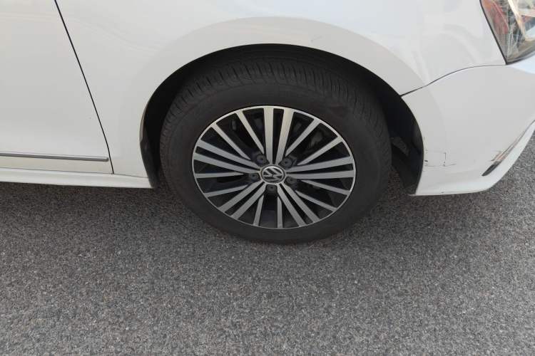 Used Volkswagen Sagitar 2017 230TSI Automatic Luxury Edition Right Front Wheel Hub