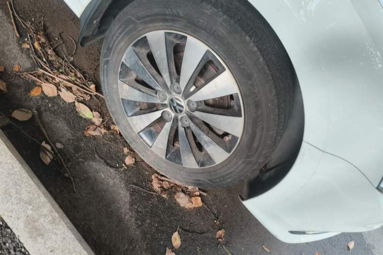 Used Volkswagen Sagitar 2017 1.6L Automatic Comfort Model Right Front Wheel Hub