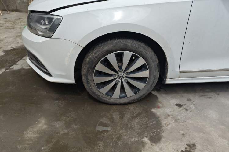 Used Volkswagen Sagitar 2017 1.6L Manual Comfort Model Right Front Wheel Hub