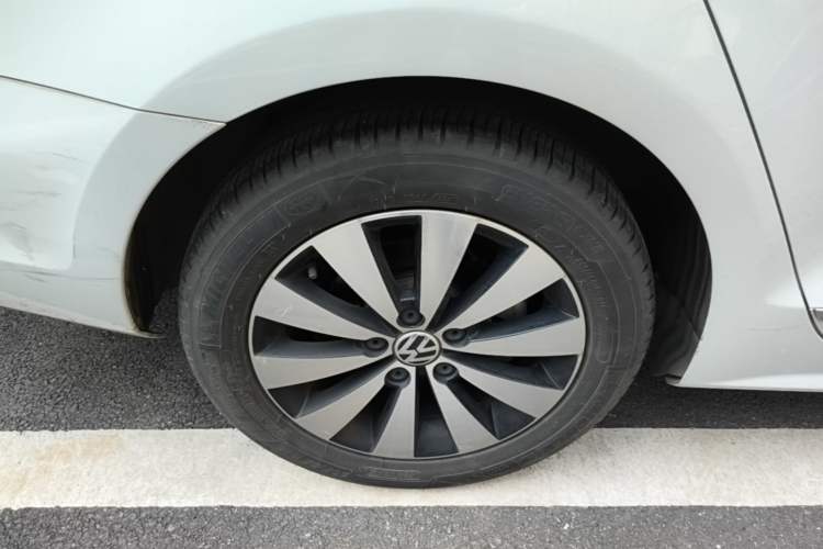 Used Volkswagen Sagitar 2017 230TSI Automatic Comfort Version Right Rear Wheel Hub