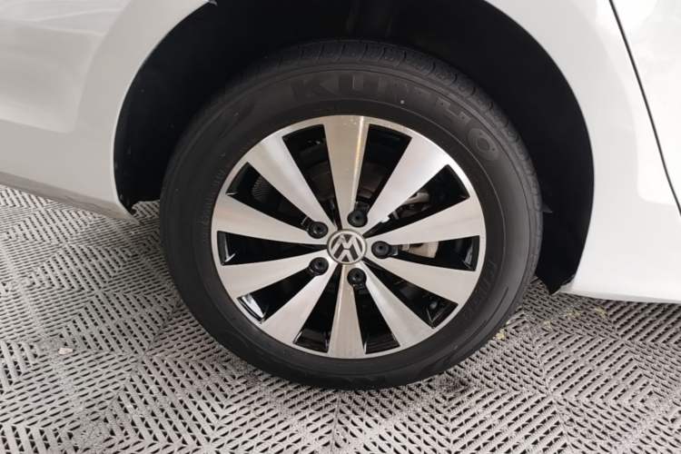 Used Volkswagen Sagitar 2017 180TSI Automatic Leading Model Right Rear Wheel Hub