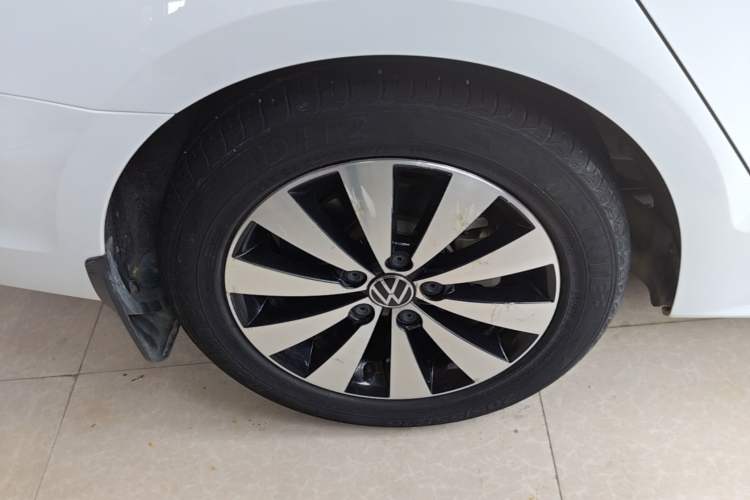 Used Volkswagen Sagitar 2017 230TSI Automatic Comfort Version Right Rear Wheel Hub