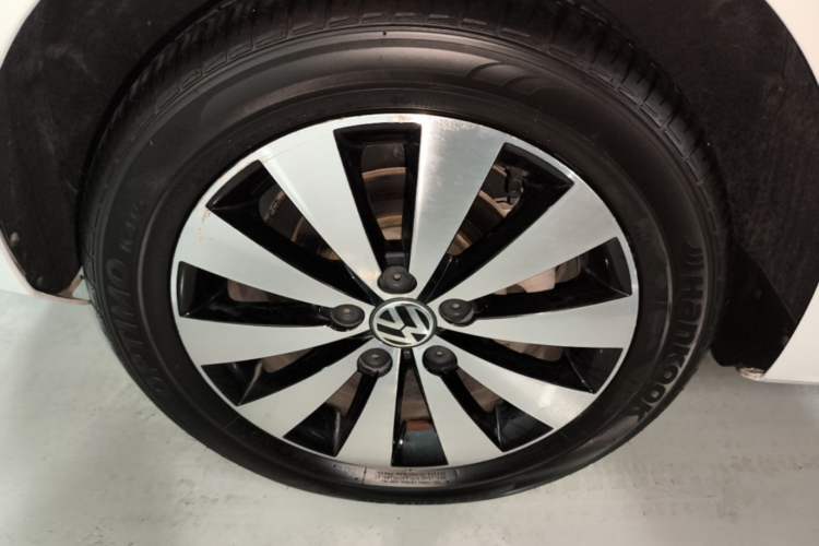 Used Volkswagen Sagitar 2017 230TSI Automatic Comfort Version Right Rear Wheel Hub
