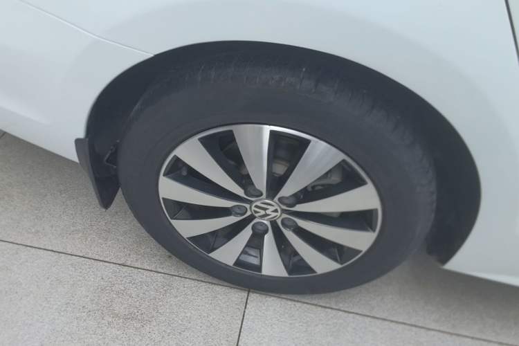Used Volkswagen Sagitar 2017 1.6L Automatic Comfort Model Right Rear Wheel Hub